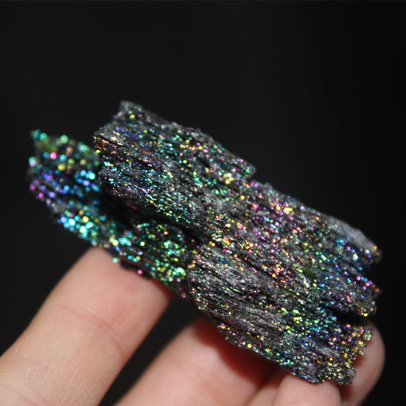 Natural colorful ore small silicon carbide mineral crystals