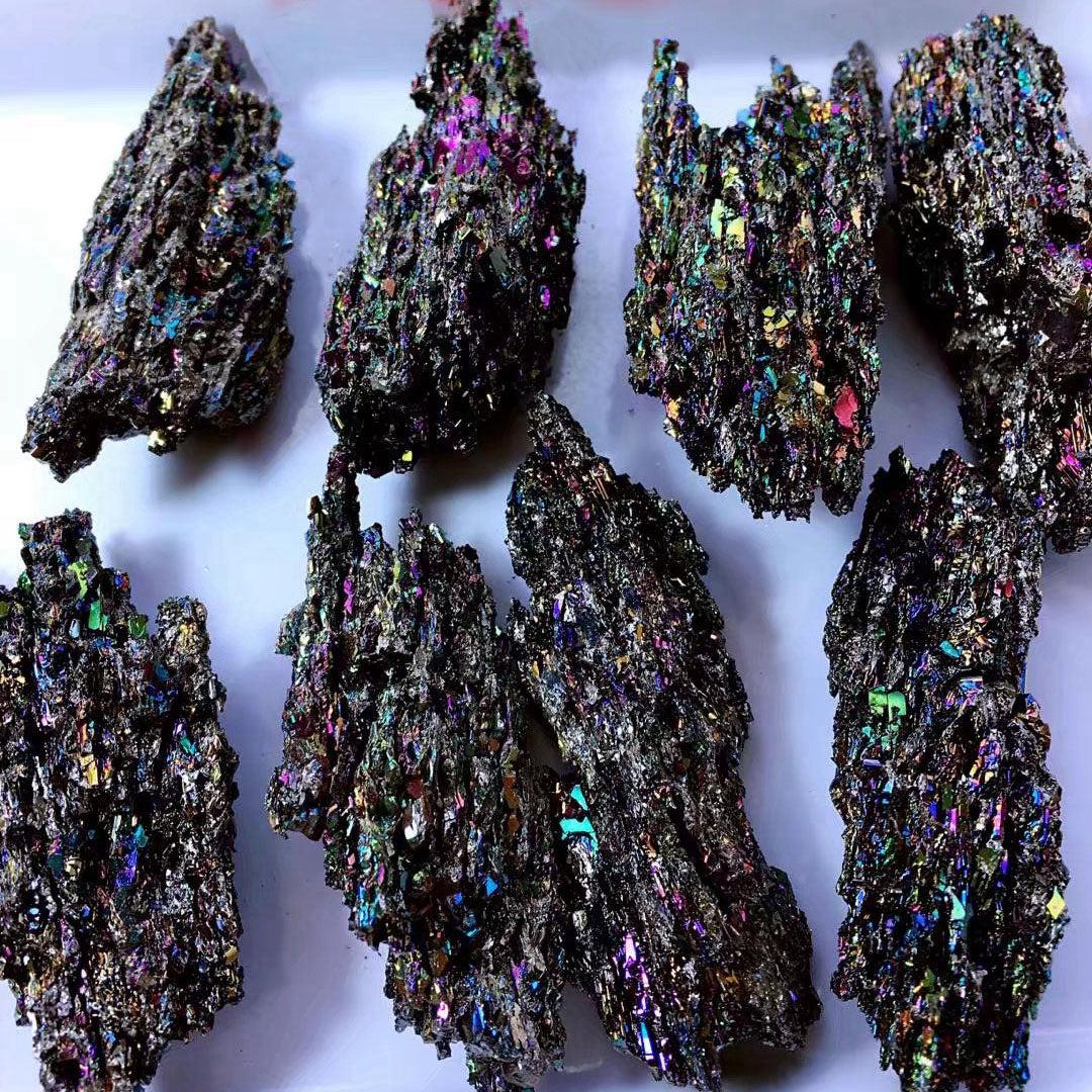 Natural colorful ore small silicon carbide mineral crystals